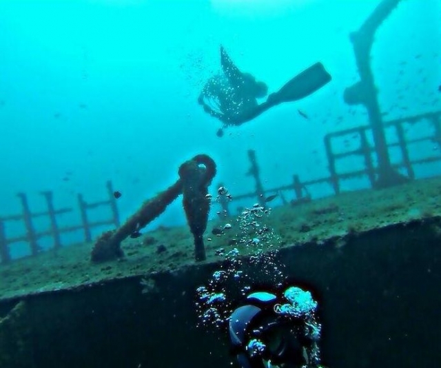explorando un barco hundido